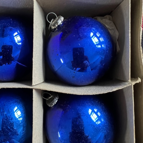 12 Vintage Ornaments in Original Box - Picture 5 of 11